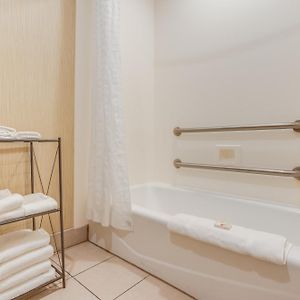 Chambre Lit King-Size avec Accès aux Personnes Handicapées
